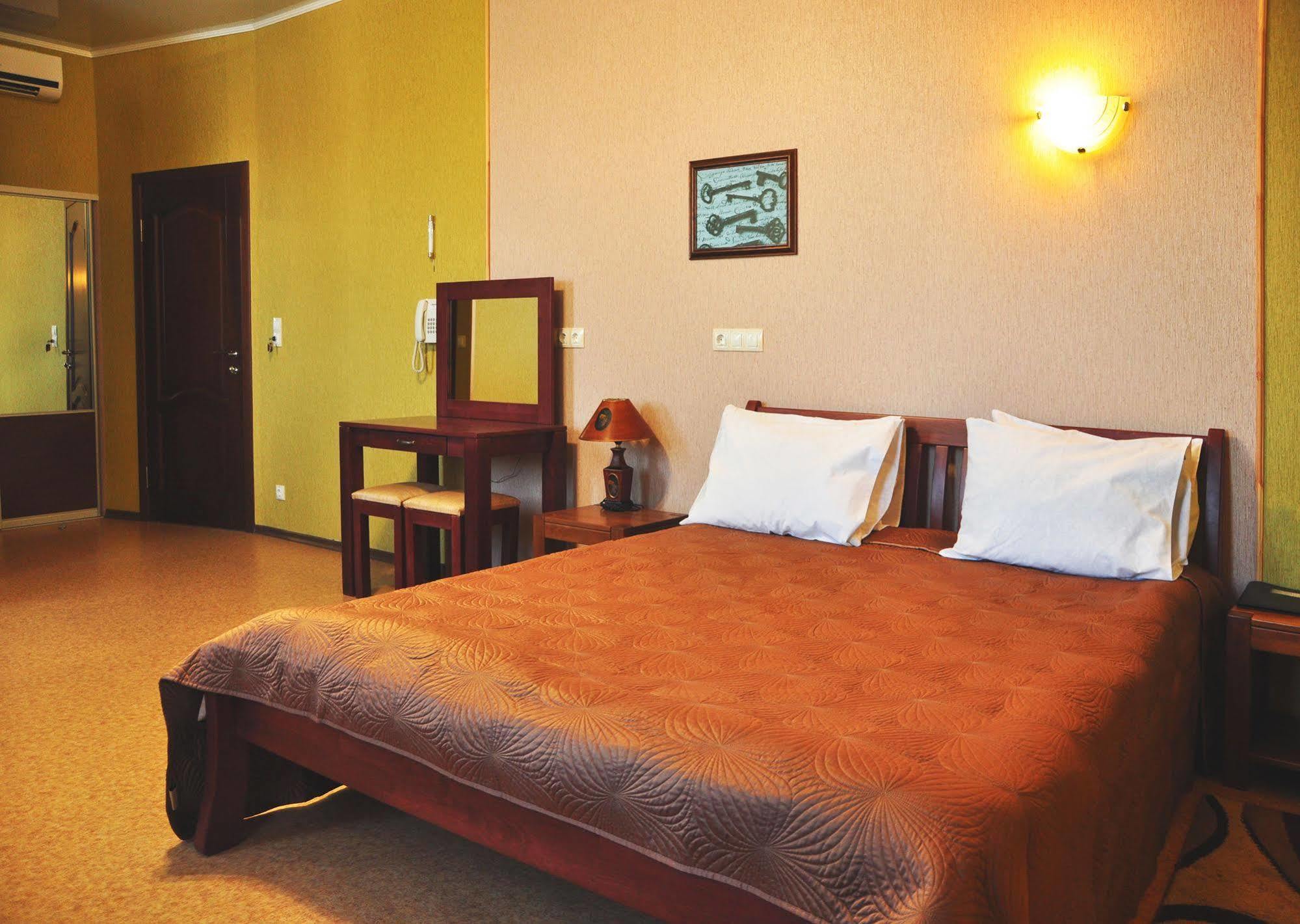 Hotel An-2 Charkiv Esterno foto